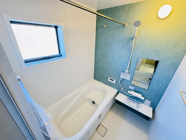 柏市しいの木台４丁目新築戸建【高柳西小学校：6分】の浴室|シャワーヘッド付き三面鏡洗面化粧台