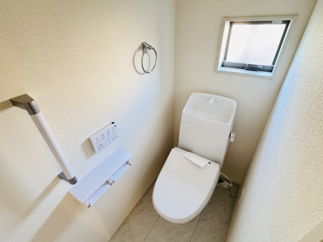 柏市しいの木台４丁目新築戸建【高柳西小学校：6分】のトイレ|温水洗浄暖房便座つきトイレ