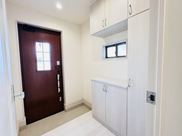 柏市しいの木台４丁目新築戸建【高柳西小学校：6分】の玄関|玄関ホール・容量たっぷりシューズボックス