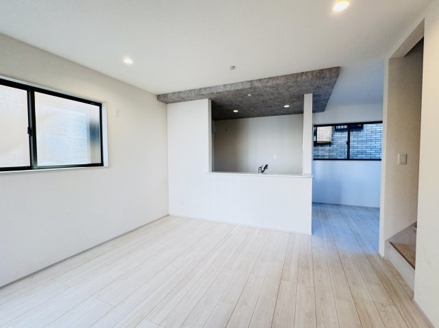 柏市しいの木台４丁目新築戸建【高柳西小学校：6分】の居間・リビング|17帖リビングダイニングキッチン