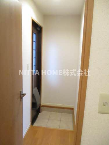 シャーメゾン楽音寺Ｂの玄関|玄関すぐにウォークインクローゼットがついています◎