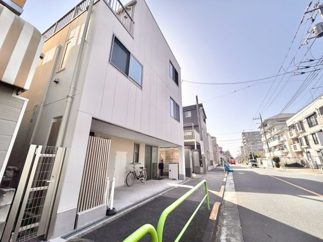 練馬区氷川台1丁目　中古戸建の外観|2025.01.26撮影

現地ご見学希望・資料請求などお気軽にお問い合わせ下さい！
03-5990-5201