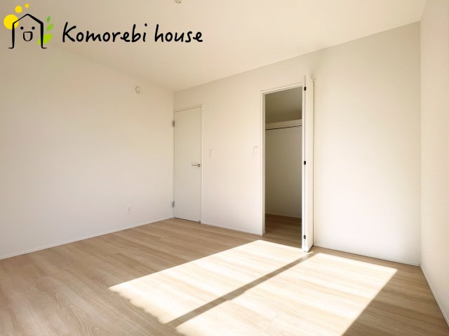 伊奈町小室　10期　新築一戸建て　グラファーレ　01の寝室|広くて明るい寝室