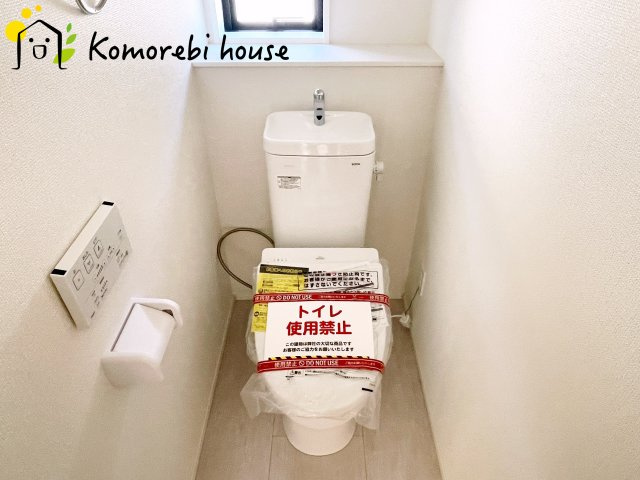 伊奈町小室　10期　新築一戸建て　グラファーレ　01のトイレ|落ち着いた色調のトイレです