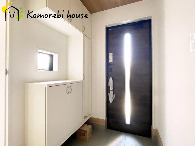 伊奈町小室　10期　新築一戸建て　グラファーレ　01の玄関|明るい玄関です