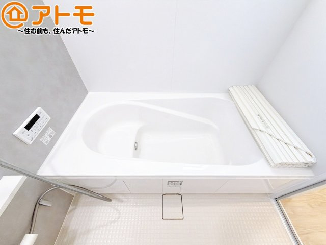 【浴室】 | 焼津市下小田中町第1期　新築戸建　7号棟 | お子様やお年寄りが使いやすいだけでなく、半身浴にも便利なベンチタイプの湯舟です。お湯の節約にも！