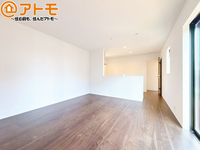 【居間・リビング】 | 焼津市下小田中町第1期　新築戸建　8号棟 | 家族団らんのイメージは、リビングを思い浮かべませんか？リビングこそ広々としたお部屋が良いですね♪