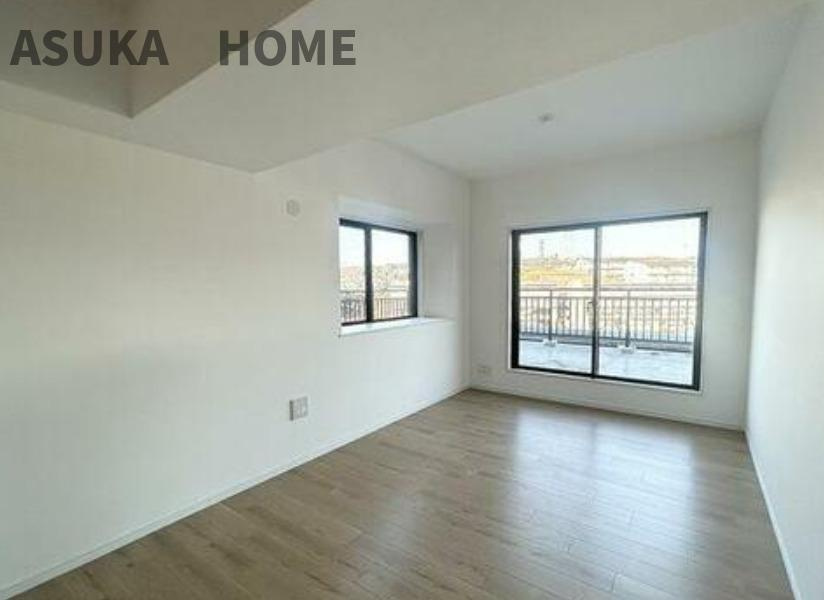 グランシティ横濱保土ヶ谷の洋室|2面採光の明るい洋室です。