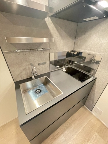 新品家具付きマンション月島12(KaGood東京)のキッチン|コンパクトなキッチンで掃除もラクラク