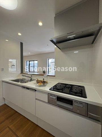 【キッチン】 | ３口コンロにグリル搭載！お料理の幅が広がりますよ♪