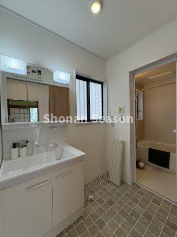 【独立洗面台】 | ミラー裏部分にも収納スペースを確保！機能性にも優れております♪