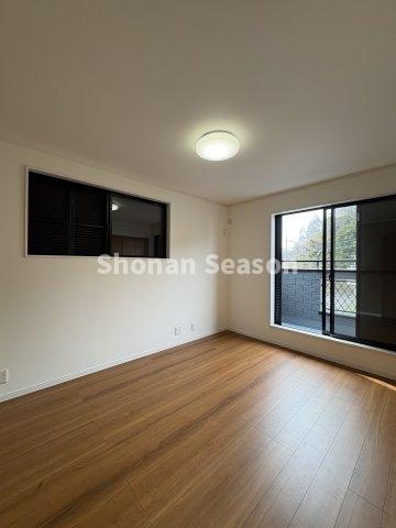 【洋室】 | スペース十分なプライベートルームは２階に３部屋ございます♪