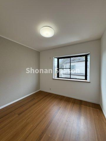 【洋室】 | ２面採光なので陽当り・風通りの良さもお墨付きですよ♪