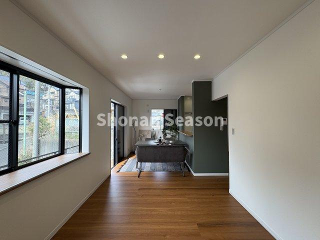 【居間・リビング】 | 前面棟なしのため、室内には柔らかな陽光が降り注ぎます♪