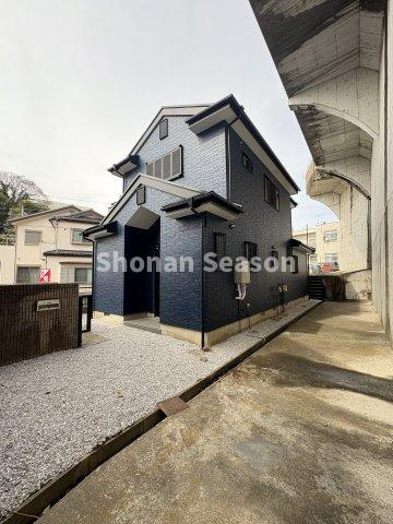 【内装】 | 気持ちよい新生活がお迎えできる内・外装リフォーム（Ｒ7.12月）　
駐車スペース広く、バイク・自転車置場にもピッタリ！
前面棟なく、陽光がたっぷり降り注ぐ素敵なお住まいです♪