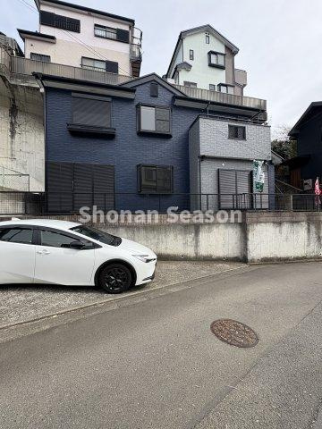 【前面道路含む現地写真】 | 小田急線「本厚木」駅までアップダウンの少ないフラットアプローチ◎　
小・中学校近く、お子様の通学も楽々ですよ♪