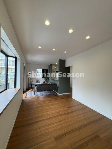 【居間・リビング】 | リビングは、大型家具・家電を置いてもスペースにゆとりがございます♪