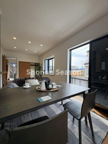 【居間・リビング】 | ダイニングスペースはおしゃれなカフェ風の仕上がりです♪