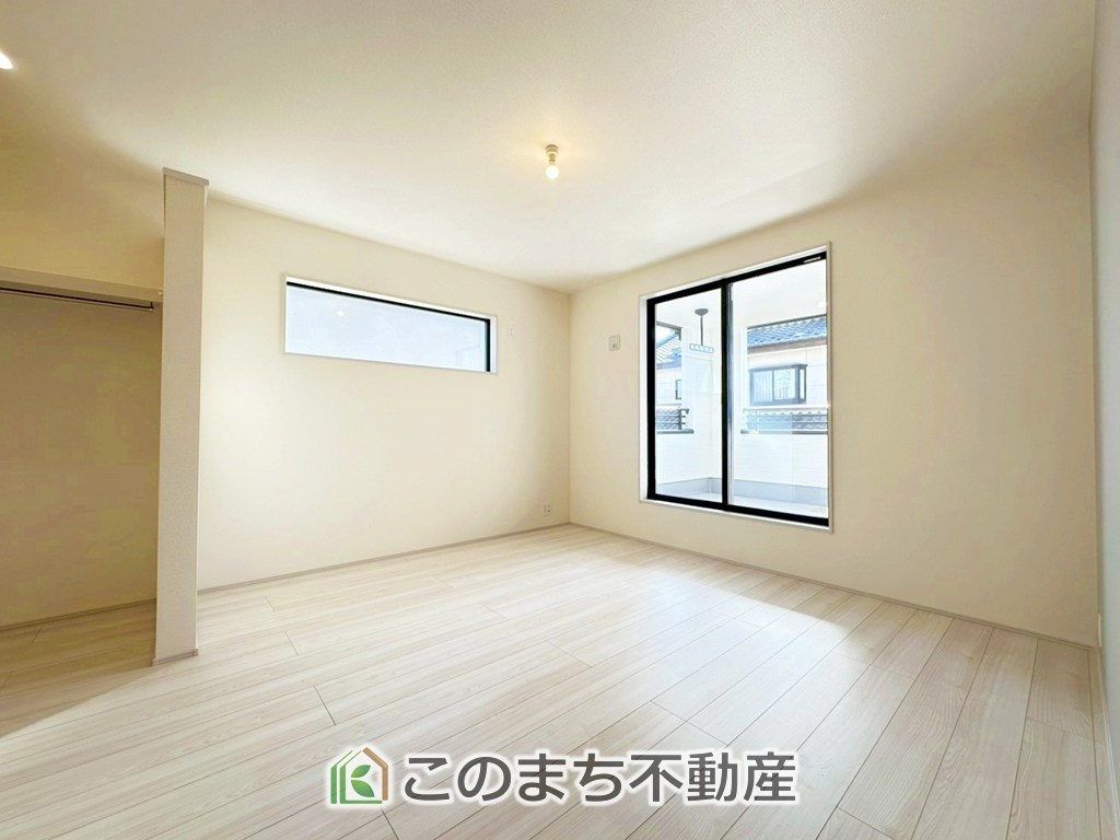 LiveleGarden.S第5下野小金井の洋室|陽光がふんだんに降り注ぐお部屋です。陽だまりの空間で、プライベートなお家時間も快適にお過ごしいただけます♪

