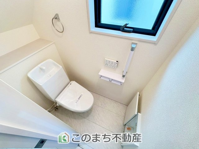 LiveleGarden.S第5下野小金井のトイレ|小窓から換気ができて清潔なトイレスペース☆温水洗浄便座搭載です！
