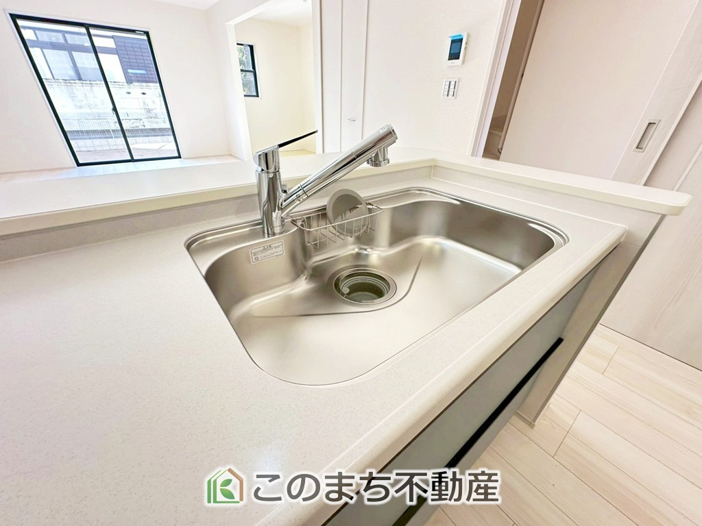 LiveleGarden.S第5下野小金井の設備|ビルトイン型浄水器を内蔵したキッチン水栓。お米を研いだり、野菜を洗ったりするときなど用途に応じてワンタッチで浄水に切り替えが可能です。カートリッジ式なので、フィルターを簡単に交換する事が出来ます。

