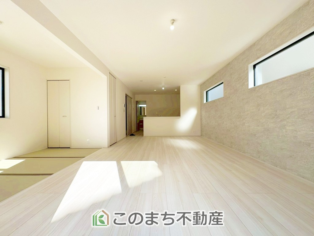 LiveleGarden.S第5下野小金井の居間・リビング|オープンでのびやかな空間を生み出す、こだわりの広がりとゆとり。家族と過ごす時間を大切にしたい方にぴったりの明るくゆとりある住空間です。
