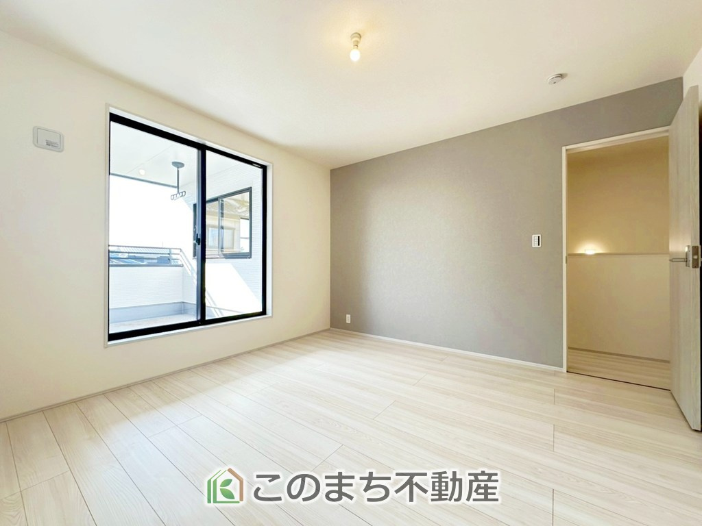 LiveleGarden.S第5下野小金井の洋室|採光も確保されたお部屋です。大きいベッドを置いても余裕のあるゆとり空間。
