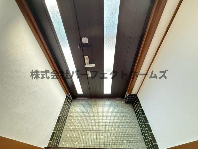香里園山之手町テラスハウス　賃貸の玄関|明るい玄関です