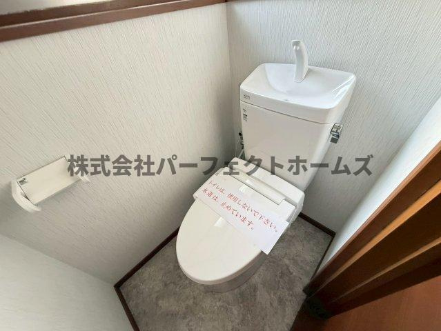 香里園山之手町テラスハウス　賃貸のトイレ|清潔感のあるトイレです