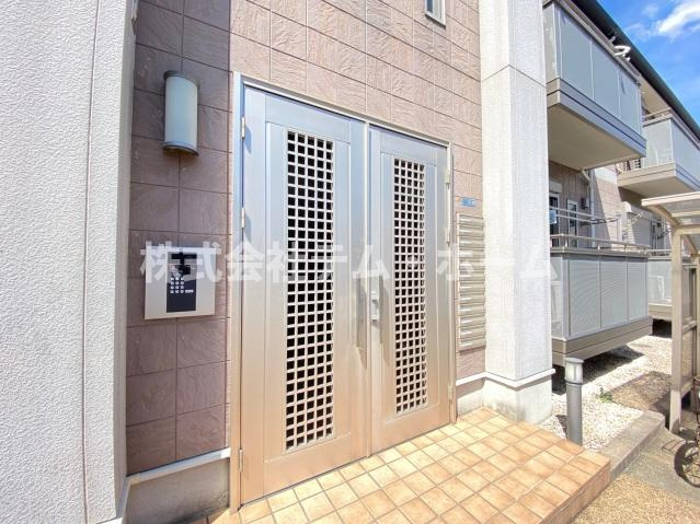 【エントランス】 | フリューゲルせいざん | 落ち着いたエントランスです