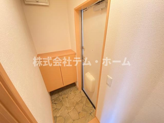 【玄関】 | フリューゲルせいざん | 収納もある玄関です
