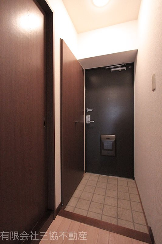 メゾンプチボアの玄関|大きな下駄箱付き　※別部屋同室間取り写真につき若干相違有
