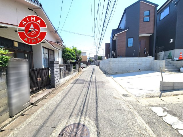 福岡市南区長住1丁目第2-4棟（4号棟）の前面道路含む現地写真|前面道路は閑静な住宅地をはしる車通りの少ない道路。お車の出し入れが苦手なママや小さなお子様にも安心ですね。しっかり舗装もされているので、ベビーカーや自転車で通っても快適に通行できます。