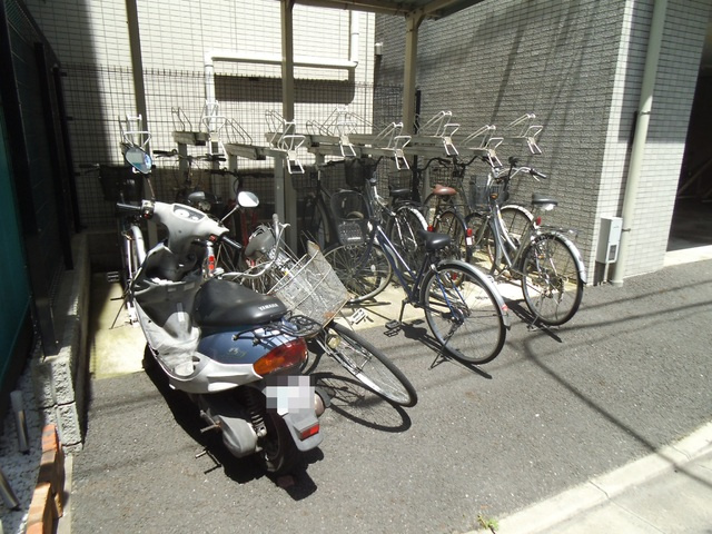 ベルグレードＡの駐車場|敷地内駐輪場もございます♪