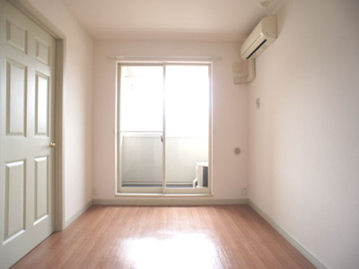 【居間・リビング】 | シルフィード | 日当たり良好！快適の過ごせるエアコン付きです♪