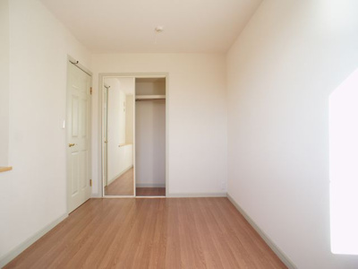 【子供部屋】 | シルフィード | 南側洋間充実収納付き！ドアに便利なミラーが付いています♪