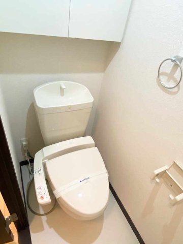 レオネクストアヴニールのその他|温水洗浄便座は勿論、収納棚やタオル掛けも標準装備