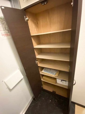 レオネクストアヴニールの内装|シューズボックス大きいです。高さも可変調節出来ます。
