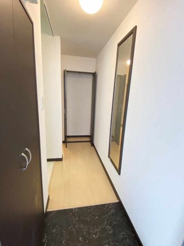 レオネクストアヴニールの玄関|お出かけ前に姿見で身だしなみチェックできます♪