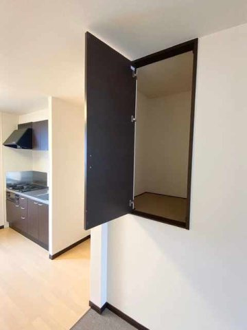 レオネクストアヴニールの居間・リビング|リビングとキッチンの間に機能的な収納スペース！