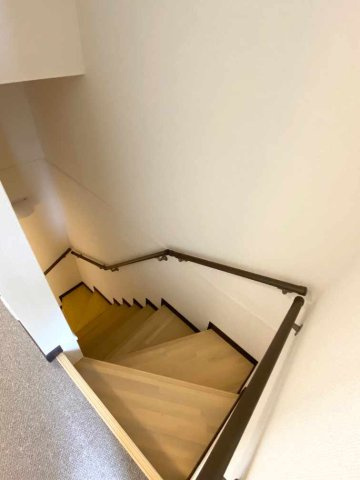 レオネクストアヴニールのその他|2階へ上がる専用階段です。