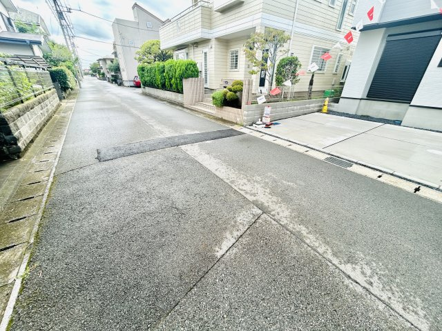千葉市美浜区真砂５丁目１１期の前面道路含む現地写真