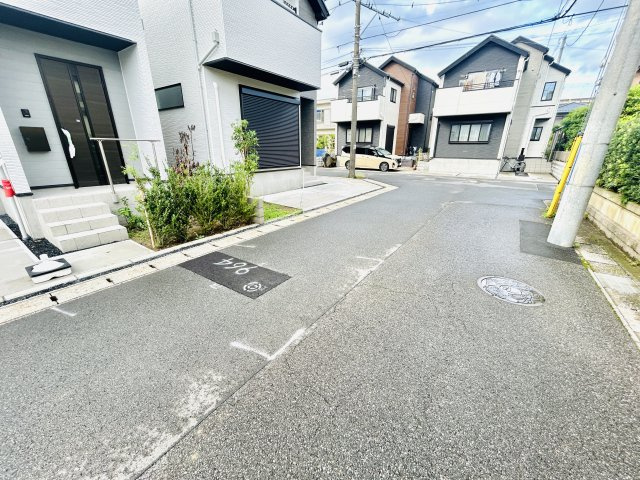 千葉市美浜区真砂５丁目１１期の前面道路含む現地写真