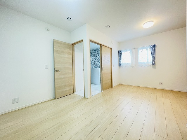 【洋室】 | 早良区重留4丁目　戸建て | 2階洋室は、お子様の成長に応じて仕切って二部屋にすることも可能です