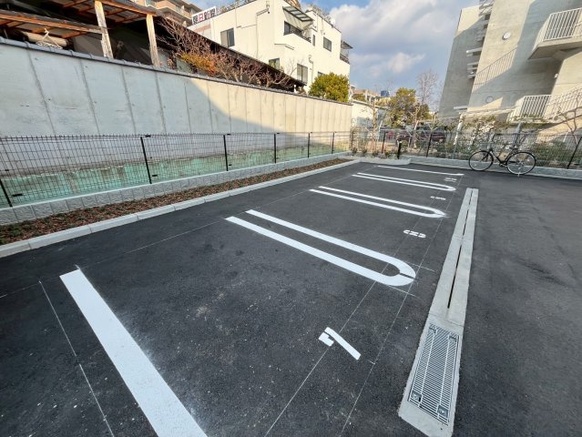 EXCEED宝塚の駐車場|車をお持ちの方に嬉しい駐車場付きの物件です