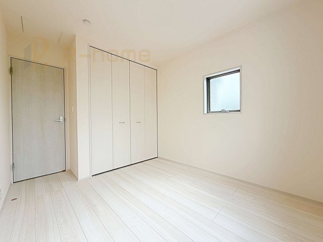 第1石岡市旭台　新築戸建て　1号棟の洋室|どんな部屋家具も合わせやすいシンプルな洋室！
たっぷりの日差しと心地よい風が舞い込む住まい♪