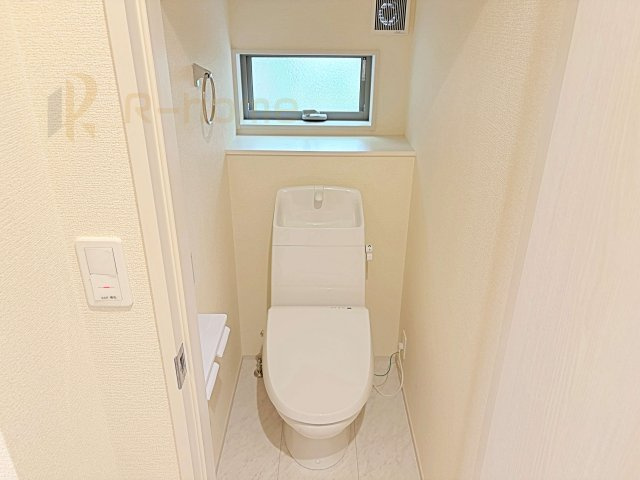 第1石岡市旭台　新築戸建て　1号棟のトイレ|温水洗浄便座付きのトイレ。
トイレが２ヵ所設置で朝の忙しい時間でも安心です。