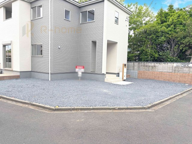 第1石岡市旭台　新築戸建て　1号棟の駐車場|カースペースは5台完備。ゲスト用のスペースも確保できますね♪