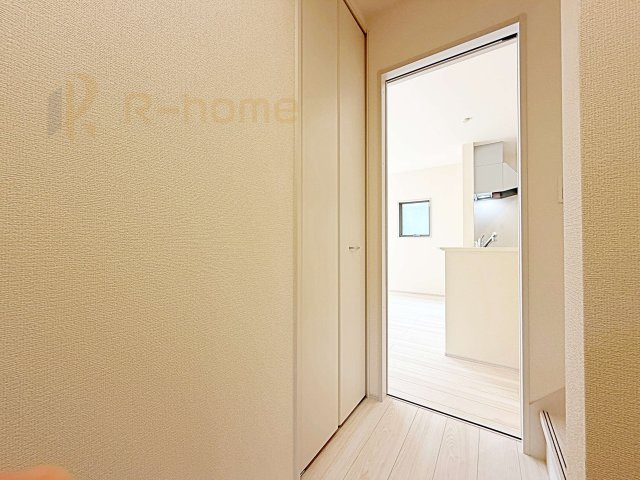 第1石岡市旭台　新築戸建て　1号棟の収納|掃除用具などの収納に便利なホール収納！家族で活用できる便利な収納スペース♪