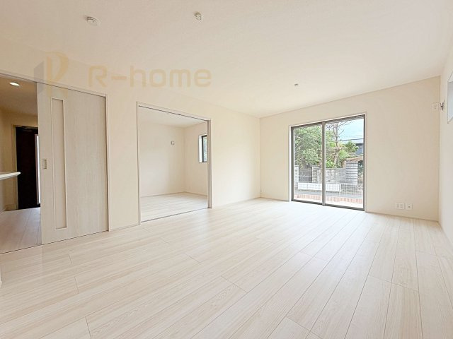 第1石岡市旭台　新築戸建て　1号棟の居間・リビング|たっぷりの陽光が注ぎ込む明るいリビング♪隣接の洋室を開放すると更なる大空間に変身♪